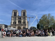 Students Tour the Sights of Paris
